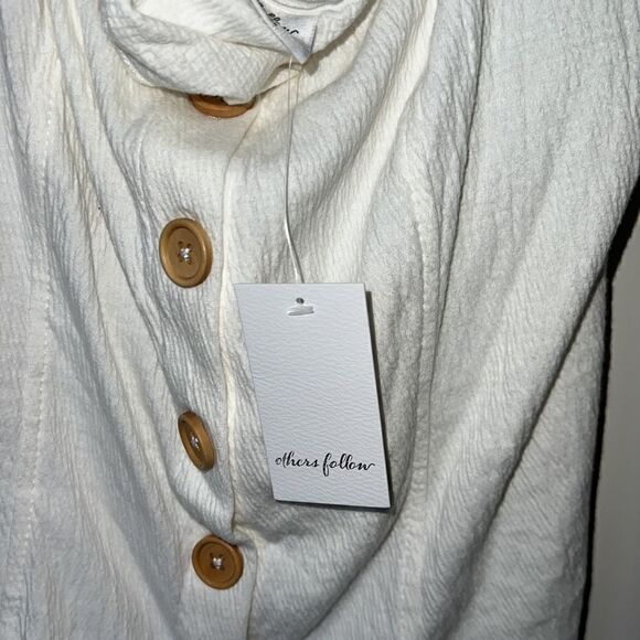 OTHERS FOLLOW Halter Top 🤍 - Picture 5 of 6